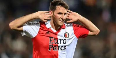 A las 6am de hoy, se reaundó el juego entre el Ajax y el Feyernood.