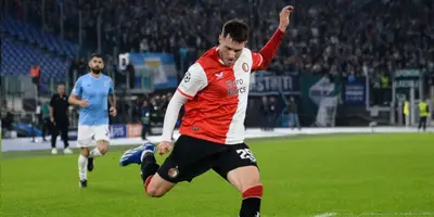A pesar de que fue uno de los mejores jugadores del Feyenoord frente a la Lazio, Santiago Giménez no se salvó de las críticas.