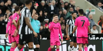 Acaban de expulsar a Raúl Jiménez del ecnuentro.