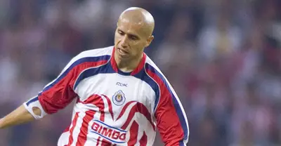 Adolfo Bautista con el jersey de Chivas / FOTO X