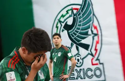 Aficionado mexicano llorando y Edson Álvarez con manos en la cintura/Foto Antena 2.