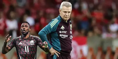 Aguirre en partido, foto de Yahoo, con Quiñones al frente