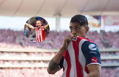Alan Pulido besando el escudo de Chivas y Javier Hernández/ Foto TUDN.