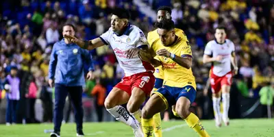 Alan Pulido enfrentando a Sebastián Cáceres