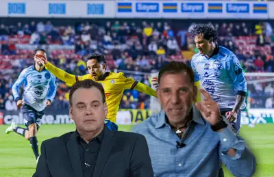 Alberto García Aspe y David Faitelson, jugadores de Gallos y Águilas detrás/ Foto Club América.