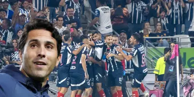 Aldo De Nigris junto a futbolistas de Rayados / FOTO IMAGO7