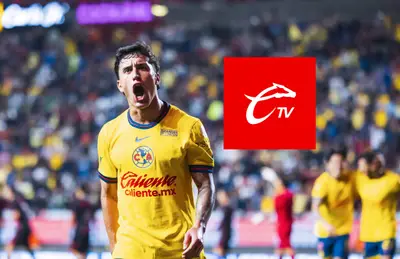 Alejandro Zendejas celebrando gol y logo de Caliente TV/ Foto Mexsport.