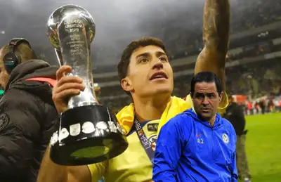 Alejandro Zendejas festejando y André Jardine/ Foto KTSM News 9.