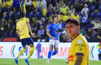 Alejandro Zendejas y jugadores de América y Cruz Azul/ Foto Deportrece.