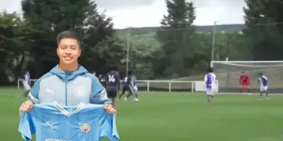 Alex Alcalá con el jersey del Manchester City junto al Manchester City vs Blackburn / FOTO X