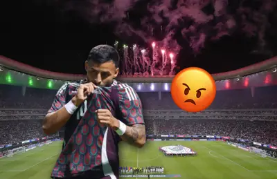 Alexis Vega besando el escudo de Selección Mexicana/ Foto Goles y Cifras.