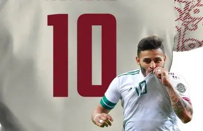 Alexis Vega besando escudo y playera de la Selección Mexicana/Foto Jerseyco.