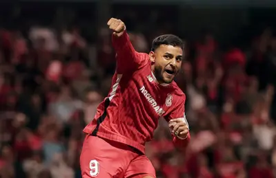 Alexis Vega celebrando/Foto José Juan Vázquez.