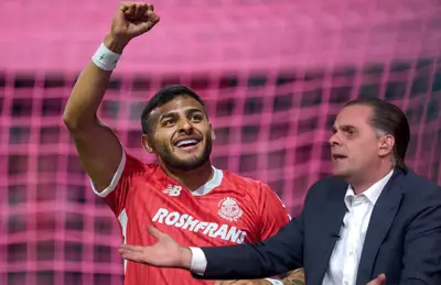 Alexis Vega celebrando y Christian Martinoli/ Foto TV Azteca.