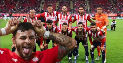 Alexis Vega junto a futbolistas de Chivas / FOTO JAM MEDIA