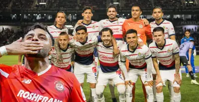 Alexis Vega junto a los jugadores de Chivas / FOTO TV AZTECA