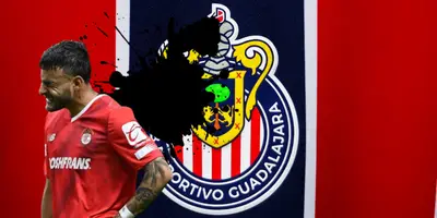 Alexis Vega junto al escudo de Chivas / FOTO Fútbol Total