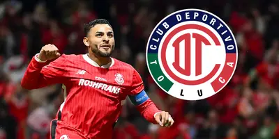 Alexis Vega junto al escudo del Toluca / FOTO RÉCORD