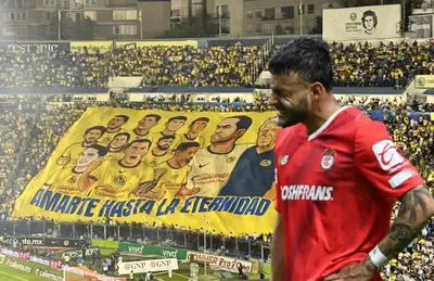 Alexis Vega y tifo de América/ Foto Ismael González.