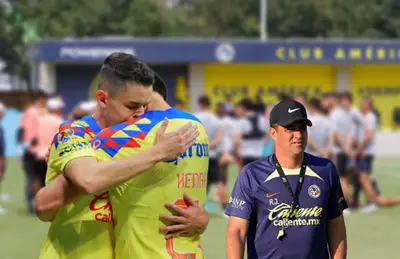 Álvaro Fidalgo abrazado a Henry Martin y André Jardine/Foto Cero Cero.