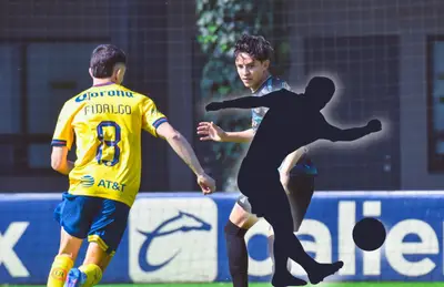 Álvaro Fidalgo disputando balón, silueta de jugador/ Foto Atlético La Paz.