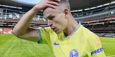 Álvaro Fidalgo se lamenta y al fondo el Estadio Azteca / Foto Mexsport