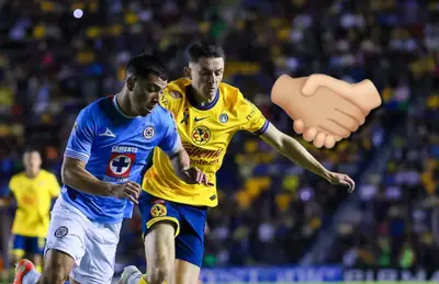 Álvaro Fidalgo y Erik Lira disputando balón, emoji a su lado/ Foto D10sports.