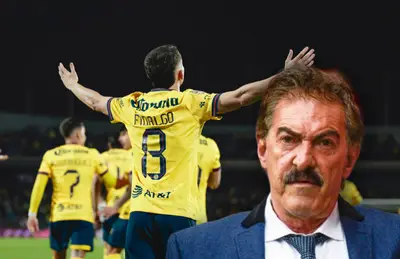 Álvaro Fidalgo y jugadores americanistas, a su lado Ricardo La Volpe/ Foto Club América.