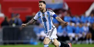 Álvaro Morales se burlón de Lionel Messi a pesar de que fue el mejor hombre del duelo.