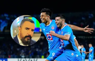 Álvaro Morales y jugadores de Cruz Azul/ Foto La Afición.