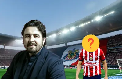 Amaury Vergara feliz y a su lado un futbolista de Chivas con el rostro tapado/ Foto Chivas