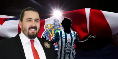 Amaury Vergara junto a futbolista incógnito del Pachuca / FOTO EL UNIVERSAL