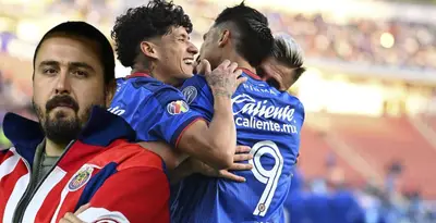 Amaury Vergara junto a futbolistas de Cruz Azul / FOTO IMAGO7