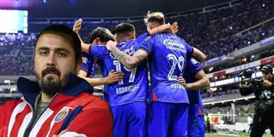 Amaury Vergara junto a jugadores de Cruz Azul / FOTO MEXSPORT