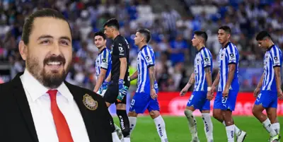 Amaury Vergara junto a jugadores de Rayados / FOTO MEDIOTIEMPO