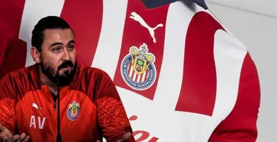 Amaury Vergara junto a la playera de Chivas / FOTO TELEMUNDO