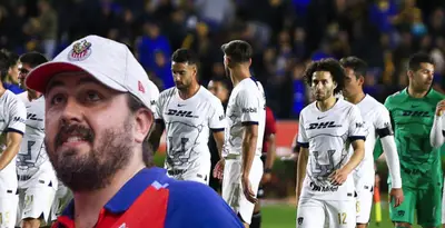 Amaury Vergara junto a los futbolistas de Pumas / FOTO JOSÉ LUIS MELGAREJO