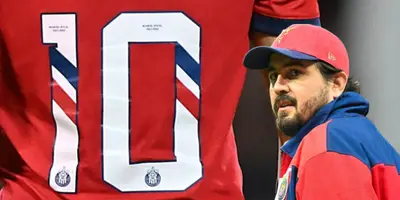 Amaury Vergara junto al 10 de Chivas / FOTO INFOBAE