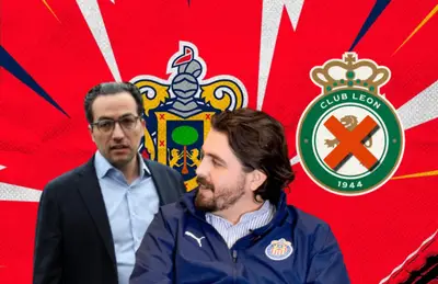 Amaury Vergara, Mauricio Culebro y escudo de León tachado/Foto Pumas.