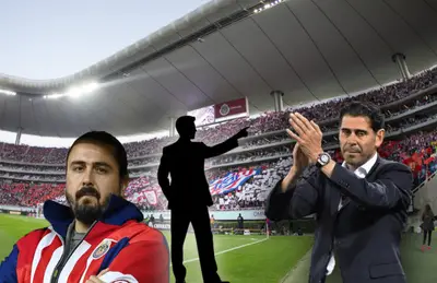 Amaury Vergara, silueta apuntando y Fernando Hierro/ Foto Mediotiempo.