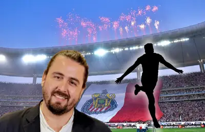 Amaury Vergara sonriendo y silueta de jugador festejando/ Foto Excélsior.