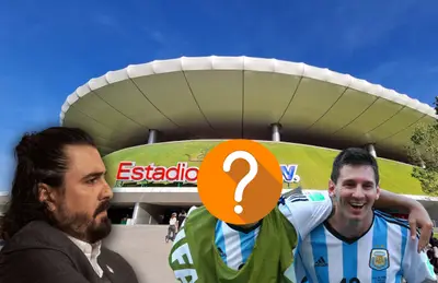 Amaury Vergara, y a su lado Lionel Messi junto a otro futbolista/ Foto Chivas.