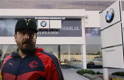 Amaury Vergara y agencia de autos de fondo/ Foto BMW Motorrad.