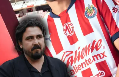 Amaury Vergara y camiseta de Chivas/ Foto Récord.