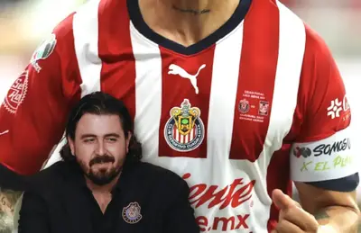 Amaury Vergara y Jersey de Chivas/ Foto Juanfutbol.