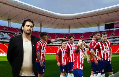 Amaury Vergara y jugadores de Chivas/ Foto Estadios de México.