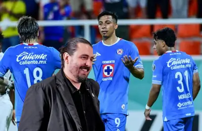 Amaury Vergara y jugadores de Cruz Azul/Foto Sports Judge.