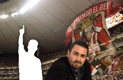 Amaury Vergara y silueta de jugador apuntando/ Foto Informador.