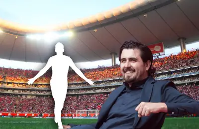 Amaury Vergara y silueta de jugador/Foto Juan Futbol.