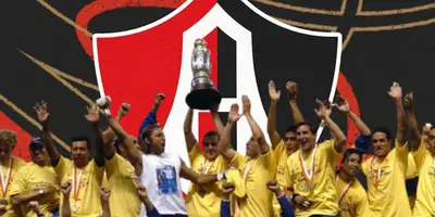 América levantando la Liga de Campeones de la CONCACAF junto al escudo del Atlas / FOTO BOLAVIP